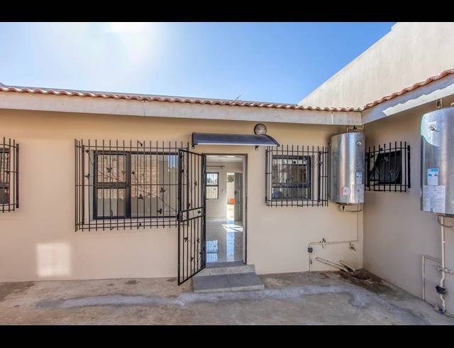 2 BEDROOM FREESTANDING TO LET IN MARLBORO GARDENS